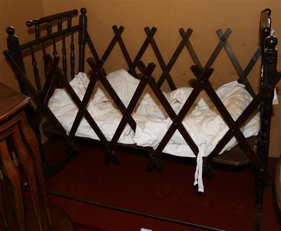 Childs cot bed(-)